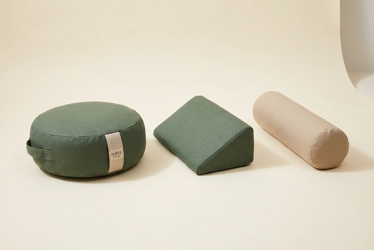 Cushion, knee wedge, and support roll shown separately